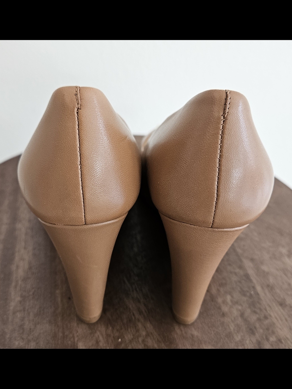 Tory Burch Women’s Tan Leather Peep-Toe with Gold Logo - Picture 4 of 7